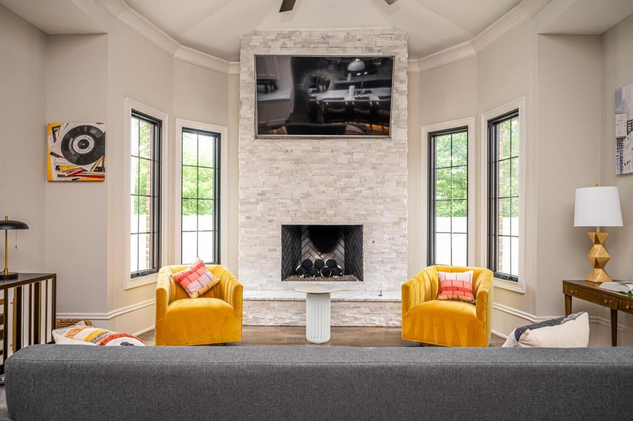 Adams Mansion, 10k Sqft, 7bd/7ba, 15min To Airport Holiday home