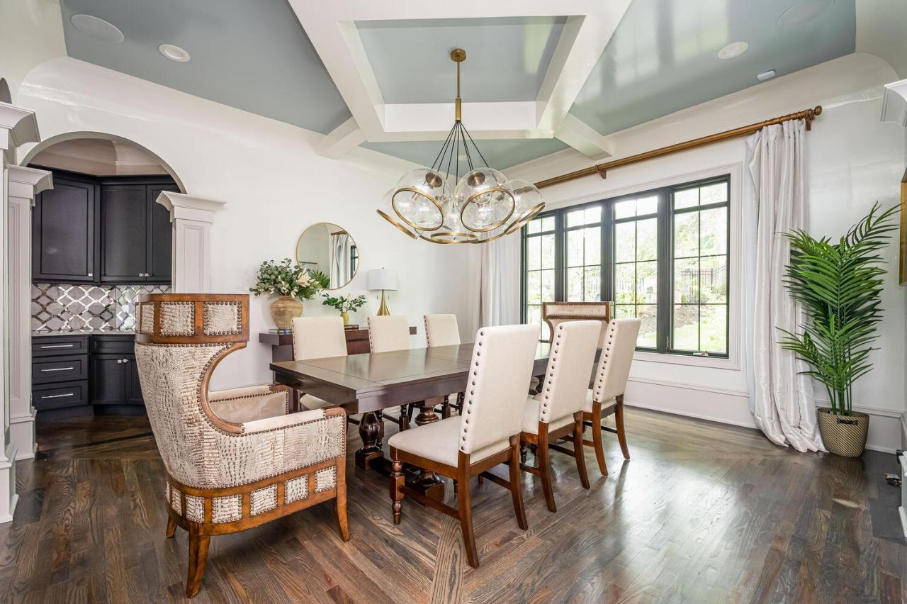 Adams Mansion, 10k Sqft, 7bd/7ba, 15min To Airport Holiday home Atlanta