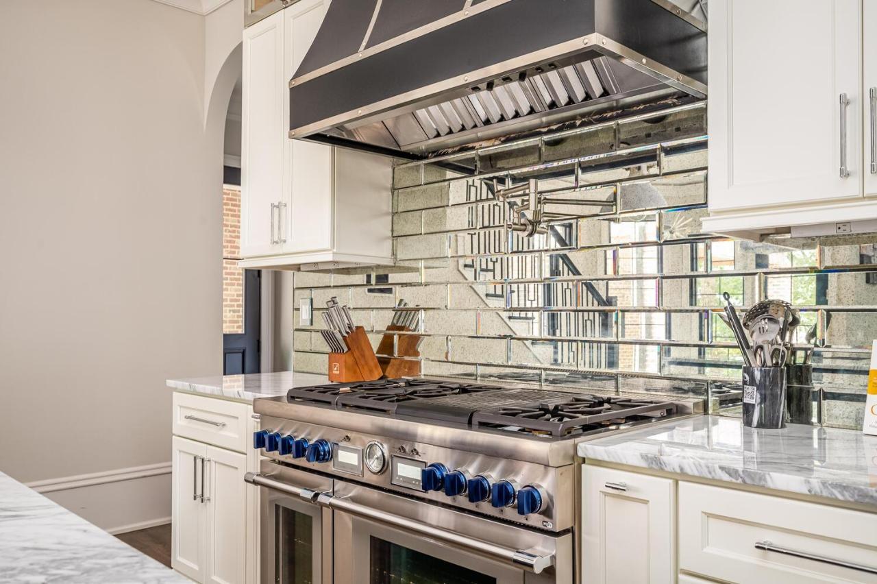 Adams Mansion, 10k Sqft, 7bd/7ba, 15min To Airport Holiday home Atlanta