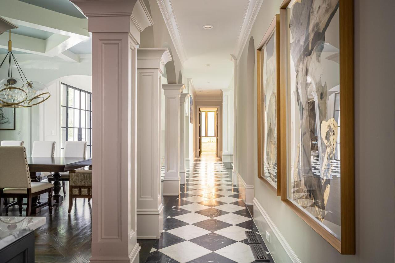 Adams Mansion, 10k Sqft, 7bd/7ba, 15min To Airport Holiday home