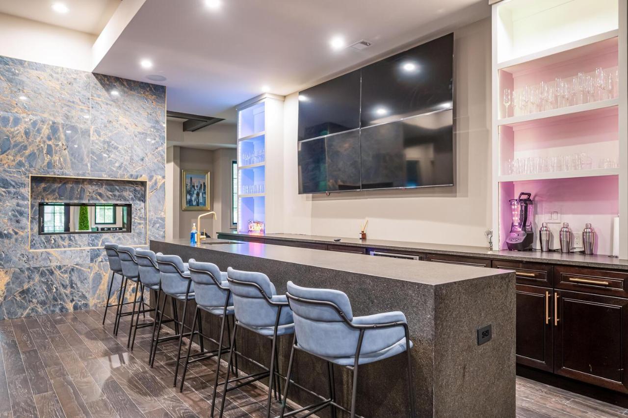 Adams Mansion, 10k Sqft, 7bd/7ba, 15min To Airport Holiday home *